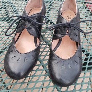 Miz Mooz Size 9 black low heel vintage look pumps